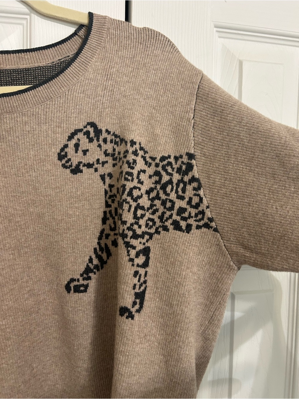Cabi Cheetah Crew Neck Pullover Sweater Animal Print Tan Beige Sz Medium 4658 - Picture 3 of 7